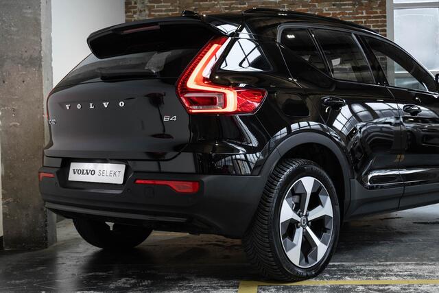 Volvo XC40 B4 Plus Dark | Trekhaak Semi-elektrisch | Adaptieve Cruise Control | Pilot Assist | Verwarmbare voorstoelen | Verwarmbaar stuurwiel | Blind Spot Information System | Verwarmbare voorruit | Parkeercamera | Parkeersensoren voor + achter |