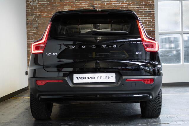 Volvo XC40 B4 Plus Dark | Trekhaak Semi-elektrisch | Adaptieve Cruise Control | Pilot Assist | Verwarmbare voorstoelen | Verwarmbaar stuurwiel | Blind Spot Information System | Verwarmbare voorruit | Parkeercamera | Parkeersensoren voor + achter |