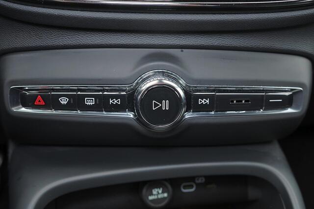 Volvo XC40 B3 Core - IntelliSafe Assist & Surround - Parkeercamera achter - Verwarmde voorstoelen & stuur - Parkeersensoren voor & achter - Draadloze tel. lader - High Performance audio - Extra getint glas - 19' LMV