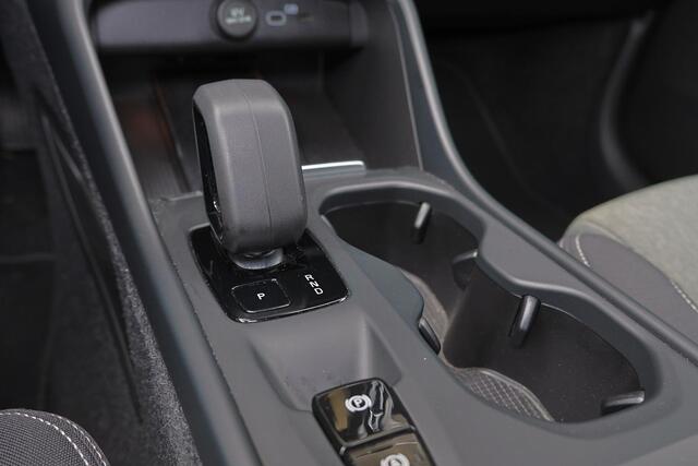 Volvo XC40 B3 Core - IntelliSafe Assist & Surround - Parkeercamera achter - Verwarmde voorstoelen & stuur - Parkeersensoren voor & achter - Draadloze tel. lader - High Performance audio - Extra getint glas - 19' LMV