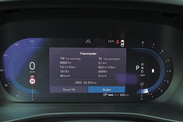 Volvo XC40 B3 Core - IntelliSafe Assist & Surround - Parkeercamera achter - Verwarmde voorstoelen & stuur - Parkeersensoren voor & achter - Draadloze tel. lader - High Performance audio - Extra getint glas - 19' LMV