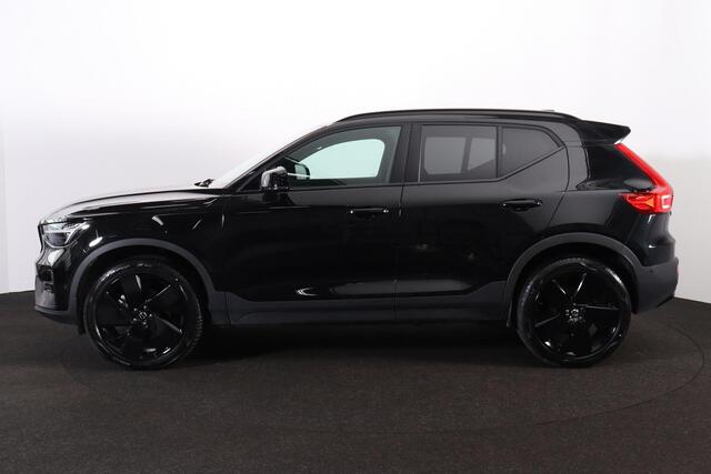 Volvo XC40 B3 Plus Black Edition - Panorama/schuifdak - IntelliSafe Assist & Surround - 360º Camera - Harman/Kardon audio - Verwarmde voorstoelen & stuur - Parkeersensoren voor & achter - Elektr. bedienb. voorstoelen met geheugen links - Draadloze tel. lader - Extra