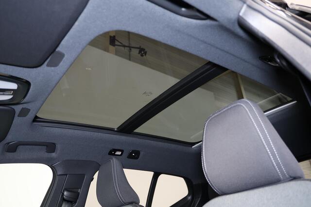 Volvo XC40 B3 Plus Black Edition - Panorama/schuifdak - IntelliSafe Assist & Surround - 360º Camera - Harman/Kardon audio - Verwarmde voorstoelen & stuur - Parkeersensoren voor & achter - Elektr. bedienb. voorstoelen met geheugen links - Draadloze tel. lader - Extra