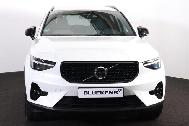 Volvo XC40 B3 Plus Dark - IntelliSafe Assist & Surround - 360º Camera - Harman/Kardon audio - Adaptieve LED koplampen - Verwarmde voorstoelen & stuur - Parkeersensoren voor & achter - Elektr. bedienb. voorstoelen met geheugen links - Draadloze tel. lader - Extra get