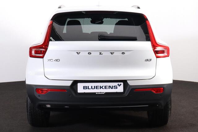 Volvo XC40 B3 Plus Dark - IntelliSafe Assist & Surround - 360º Camera - Harman/Kardon audio - Adaptieve LED koplampen - Verwarmde voorstoelen & stuur - Parkeersensoren voor & achter - Elektr. bedienb. voorstoelen met geheugen links - Draadloze tel. lader - Extra get