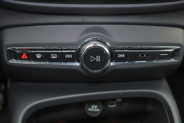 Volvo XC40 B3 Plus Dark - IntelliSafe Assist & Surround - 360º Camera - Harman/Kardon audio - Adaptieve LED koplampen - Verwarmde voorstoelen & stuur - Parkeersensoren voor & achter - Elektr. bedienb. voorstoelen met geheugen links - Draadloze tel. lader - Extra get