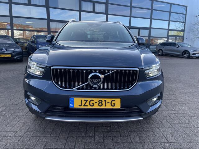 Volvo XC40 2.0 T4 190 pk Inscription Trekhaak Panoramadak Leder 360 Camera ACC Pilot Assist Harman Kardon Audio BLIS DAB Apple Carplay Android Auto Stoelverwarming Scandinavian Line Hoge Zit 8-traps Automaat Super compleet en 1800 kg trekgewicht !