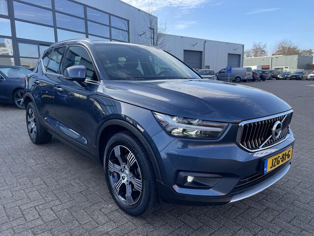 Volvo XC40 2.0 T4 190 pk Inscription Trekhaak Panoramadak Leder 360 Camera ACC Pilot Assist Harman Kardon Audio BLIS DAB Apple Carplay Android Auto Stoelverwarming Scandinavian Line Hoge Zit 8-traps Automaat Super compleet en 1800 kg trekgewicht !