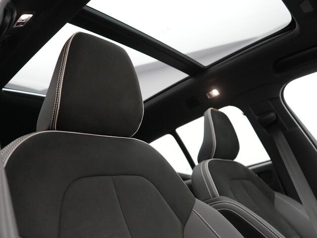 Volvo XC40 T5 Plug-in hybrid Ultimate Dark 262pk Dealer O.H PHEV | Panodak | Trekhaak af Fabriek | Adaptive Cruise | Alcantara Sportstoelen Memory | 360 Camera | Keyless | BLIS | 20"L.M | Pilot Assist | Apple Carplay |