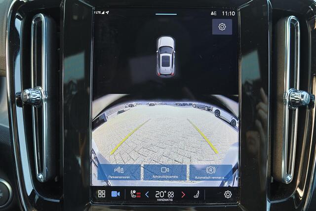 Volvo XC40 B4 Plus Dark - IntelliSafe Assist & Surround - Harman/Kardon audio - Parkeercamera achter - Verwarmde voorstoelen & stuur - Parkeersensoren voor & achter - Elektr. bedienb. voorstoelen met geheugen links - Draadloze tel. lader - Elektr. inklapbare trekhaa