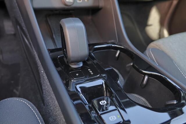 Volvo XC40 B4 Plus Dark - IntelliSafe Assist & Surround - Harman/Kardon audio - Parkeercamera achter - Verwarmde voorstoelen & stuur - Parkeersensoren voor & achter - Elektr. bedienb. voorstoelen met geheugen links - Draadloze tel. lader - Elektr. inklapbare trekhaa