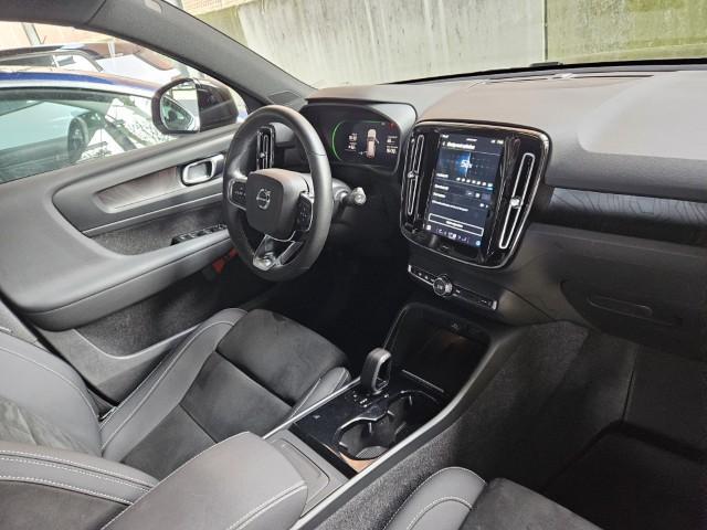 Volvo XC40 Recharge Plus 70 kWh | Adaptieve Cruise Control | Dodehoek Detectie | Stoel en Stuurverwarming | 20" | Nubuck Bekleding |