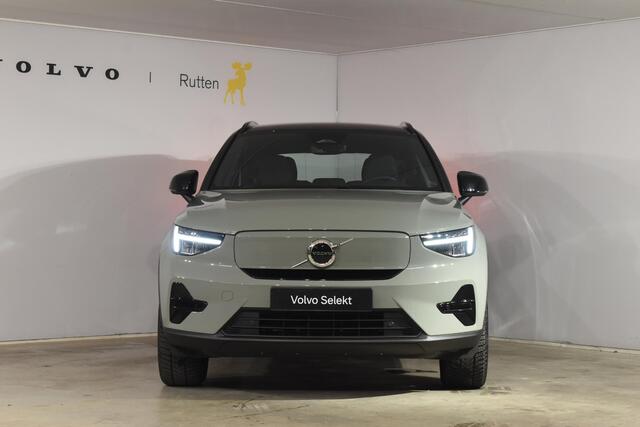 Volvo XC40 231PK Recharge Pure Electric Plus Navigatie / Adaptive Cruise Control / Stoelverwarming / Stuurverwarming / Semi-elektrische trekhaak / Elektrische achterklep / 19" Velgen / Zwart dak