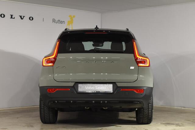 Volvo XC40 231PK Recharge Pure Electric Plus Navigatie / Adaptive Cruise Control / Stoelverwarming / Stuurverwarming / Semi-elektrische trekhaak / Elektrische achterklep / 19" Velgen / Zwart dak