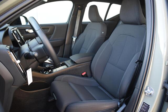 Volvo XC40 231PK Recharge Pure Electric Plus Navigatie / Adaptive Cruise Control / Stoelverwarming / Stuurverwarming / Semi-elektrische trekhaak / Elektrische achterklep / 19" Velgen / Zwart dak