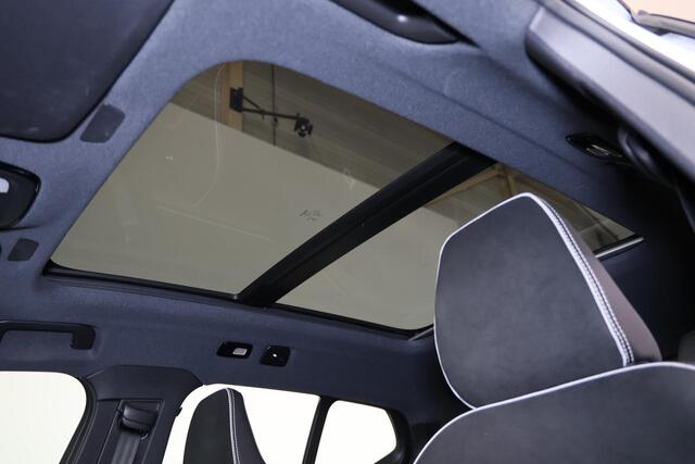 Volvo XC40 Recharge Pro - Panorama/schuifdak - IntelliSafe Assist & Surround - 360º Camera - Harman/Kardon audio - Adaptieve LED koplampen - Verwarmde voorstoelen & stuur - Parkeersensoren voor & achter - Elektr. bedienb. voorstoelen met geheugen links - Draadloze t