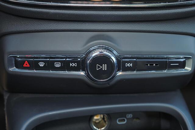 Volvo XC40 Recharge Pro - Panorama/schuifdak - IntelliSafe Assist & Surround - 360º Camera - Harman/Kardon audio - Adaptieve LED koplampen - Verwarmde voorstoelen & stuur - Parkeersensoren voor & achter - Elektr. bedienb. voorstoelen met geheugen links - Draadloze t