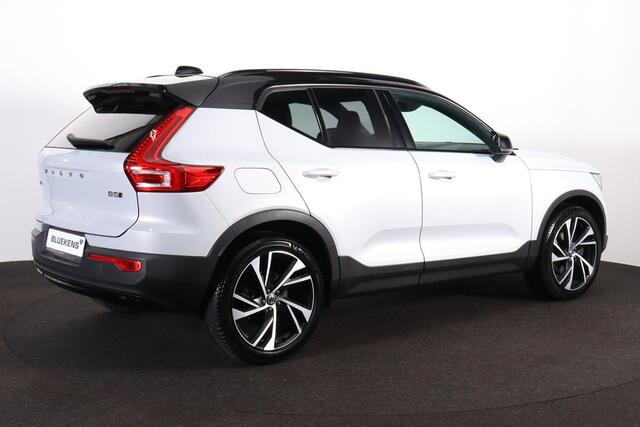Volvo XC40 B5 AWD R-Design - Harman Kardon audio - Full LED met bochtenverlichting - Draadloos telefoon opladen - Verwarmbare voorstoelen & stuurwiel - Parkeersensoren voor & achter - Parkeercamera achter - Elektr. bedienbare kindersloten achter - Getint glas v.a. d