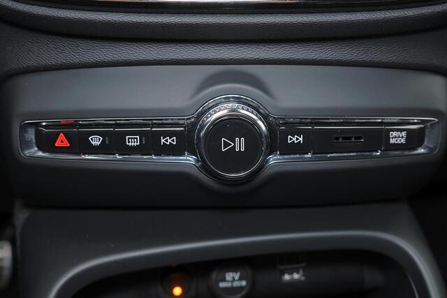 Volvo XC40 B5 AWD R-Design - Harman Kardon audio - Full LED met bochtenverlichting - Draadloos telefoon opladen - Verwarmbare voorstoelen & stuurwiel - Parkeersensoren voor & achter - Parkeercamera achter - Elektr. bedienbare kindersloten achter - Getint glas v.a. d