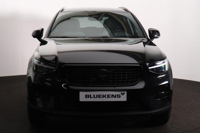 Volvo XC40 B3 Plus Black Edition - IntelliSafe Assist & Surround - 360º Camera - Harman/Kardon audio - Verwarmde voorstoelen & stuur - Parkeersensoren voor & achter - Elektr. bedienb. voorstoelen met geheugen links - Draadloze tel. lader - Extra getint glas - 20' LM