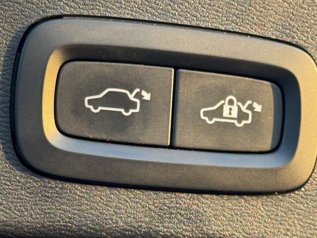 Volvo XC40 Recharge P8 AWD R-Design Pano | Trekhaak | 360 Cam |