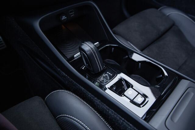 Volvo XC40 2.0 T4 AWD Inscription , Panoramadak, Trekhaak, Harman/Kardon,