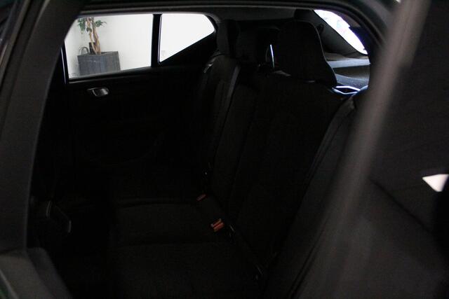 Volvo XC40 1.5 T2 Momentum Core | WEGKL-TRHAAK | CLIMA | E-KLEP | NAVIGATIE | DAB-RADIO | CARPLAY | LED |