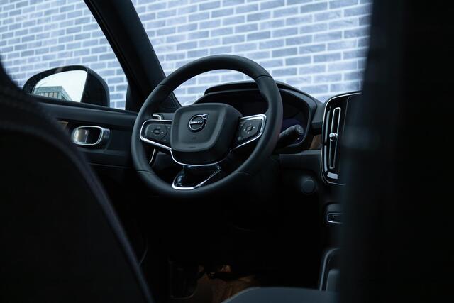 Volvo XC40 Single Motor Extended Range Plus 82 kWh | Trekhaak | Stoel-/Stuurverwarming | Warmtepomp | 20'' | Getint Glas | Parkeercamera | BLIS | Adaptieve Cruise Control