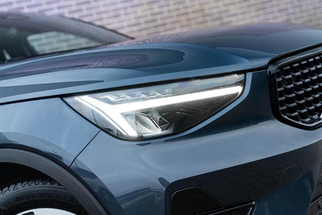 Volvo XC40 2.0 B4 Plus Dark | Trekhaak | Adaptive Cruise Control | Dode hoek detectie BLIS | Harman/Kardon audio | Elektrische stoelverstelling | Stoel- en stuurverwarming | Verwarmde Voorruit |