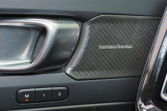 Volvo XC40 B3 Plus Black Edition - IntelliSafe Assist & Surround - 360º Camera - Harman/Kardon audio - Verwarmde voorstoelen & stuur - Parkeersensoren voor & achter - Elektr. bedienb. voorstoelen met geheugen links - Draadloze tel. lader - Extra getint glas - 20' LM