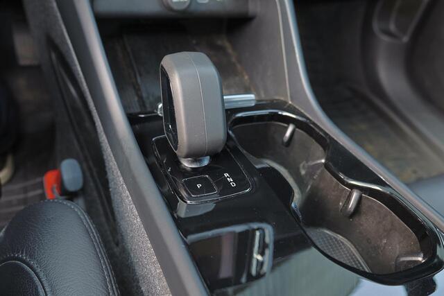 Volvo XC40 Recharge Twin Ultimate 82 kWh - Panorama/schuifdak - Intellisafe & Surround - Lederen bekleding - 360° Camera - Verwarmbare voorstoelen & stuurwiel - Parkeersensoren voor & achter - Elektr. bedienb. voorstoelen met geheugen links - Warmtepomp - Draadloze 