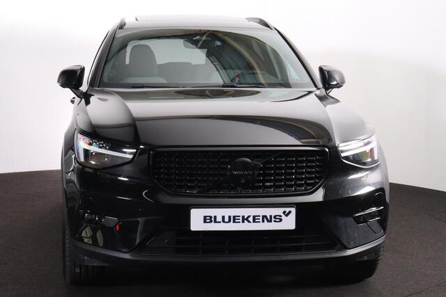 Volvo XC40 B3 Plus Black Edition - Panorama/schuifdak - IntelliSafe Assist & Surround - 360º Camera - Harman/Kardon audio - Verwarmde voorstoelen & stuur - Parkeersensoren voor & achter - Elektr. bedienb. voorstoelen met geheugen links - Draadloze tel. lader - Extra