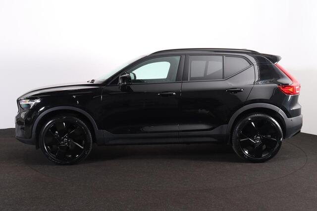 Volvo XC40 B3 Plus Black Edition - Panorama/schuifdak - IntelliSafe Assist & Surround - 360º Camera - Harman/Kardon audio - Verwarmde voorstoelen & stuur - Parkeersensoren voor & achter - Elektr. bedienb. voorstoelen met geheugen links - Draadloze tel. lader - Extra