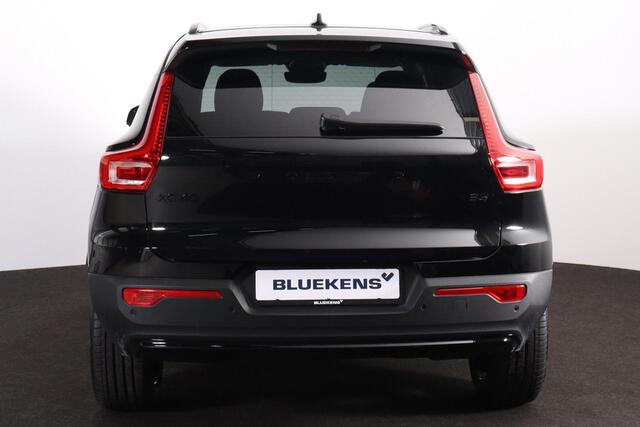 Volvo XC40 B3 Plus Black Edition - Panorama/schuifdak - IntelliSafe Assist & Surround - 360º Camera - Harman/Kardon audio - Verwarmde voorstoelen & stuur - Parkeersensoren voor & achter - Elektr. bedienb. voorstoelen met geheugen links - Draadloze tel. lader - Extra