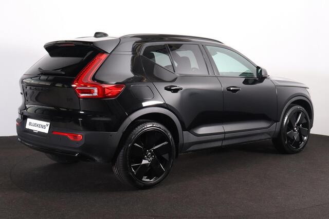 Volvo XC40 B3 Plus Black Edition - Panorama/schuifdak - IntelliSafe Assist & Surround - 360º Camera - Harman/Kardon audio - Verwarmde voorstoelen & stuur - Parkeersensoren voor & achter - Elektr. bedienb. voorstoelen met geheugen links - Draadloze tel. lader - Extra