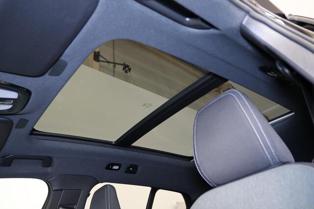 Volvo XC40 B3 Plus Black Edition - Panorama/schuifdak - IntelliSafe Assist & Surround - 360º Camera - Harman/Kardon audio - Verwarmde voorstoelen & stuur - Parkeersensoren voor & achter - Elektr. bedienb. voorstoelen met geheugen links - Draadloze tel. lader - Extra