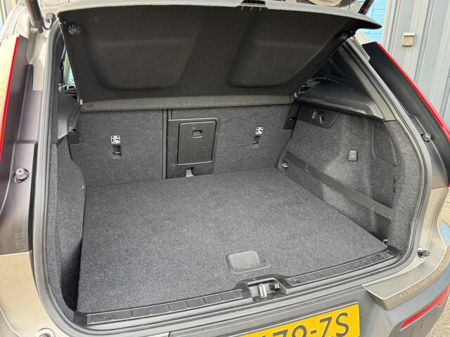 Volvo XC40 2.0 B4 Business Pro GRATIS Afleverpakket! | Uitklapbare Trekhaak | Adaptive Cruise | 4 Nieuwe All-Season |