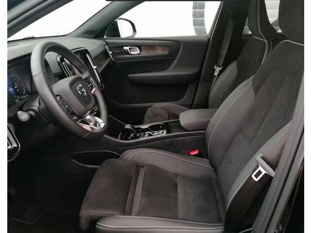 Volvo XC40 Plug-in Hybrid T4 Plus Dark | Facelift | Harman Kardon audio | Stoel- en stuurverwarming | Elektrische stoelverstelling | Navigatie | Cruise control | Apple Carplay / Android Auto | Getint glas | 19 inch velgen |
