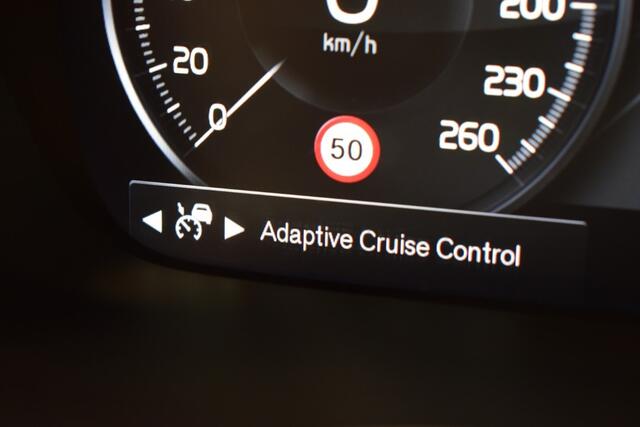 Volvo XC40 T2 130pk AUT8 Momentum BNS Adapt. Cruise/ Apple CarPlay/ Camera/ Stoel en Stuur verw.