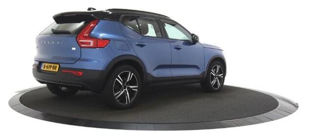 Volvo XC40 1.5 T5 Recharge R-Design | Plug-in Hybrid (PHEV) | Panoramadak | Elektrisch Verstelbare Voorstoelen | Harman Kardon Audio | 360 Graden Camera | Stoelverwarming | Trekhaak | Lederen Bekleding