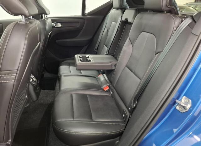 Volvo XC40 1.5 T5 Recharge R-Design | Plug-in Hybrid (PHEV) | Panoramadak | Elektrisch Verstelbare Voorstoelen | Harman Kardon Audio | 360 Graden Camera | Stoelverwarming | Trekhaak | Lederen Bekleding