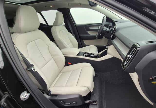 Volvo XC40 2.0 B4 Ultra Dark Panorama Dak - MY 2026 - 19" Wielen - Lighting - Harman Kardon Audio - 360 Camera - Climate - 2000 KG Trekgewicht - Privacy Glass - UD7000 Interieur - voorruit verwarming - Power seats met Memory -.