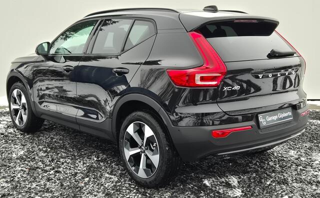 Volvo XC40 2.0 B4 Ultra Dark Panorama Dak - MY 2026 - 19" Wielen - Lighting - Harman Kardon Audio - 360 Camera - Climate - 2000 KG Trekgewicht - Privacy Glass - UD7000 Interieur - voorruit verwarming - Power seats met Memory -.