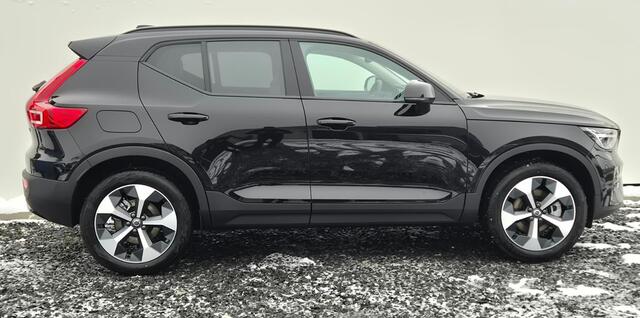 Volvo XC40 2.0 B4 Ultra Dark Panorama Dak - MY 2026 - 19" Wielen - Lighting - Harman Kardon Audio - 360 Camera - Climate - 2000 KG Trekgewicht - Privacy Glass - UD7000 Interieur - voorruit verwarming - Power seats met Memory -.
