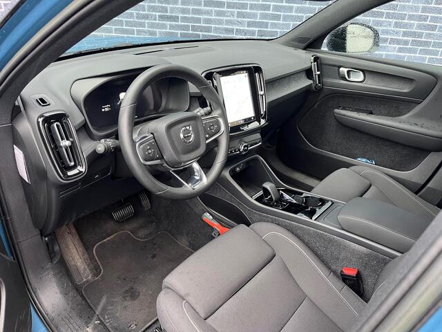 Volvo XC40 Recharge Plus 70 kWh | Warmtepomp | Achteruitrijcamera | Elektrische Achterklep | BLIS | Keyless Entry | Parkeersensoren | Lichtmetalen Velgen 19 inch | Stoelverwarming