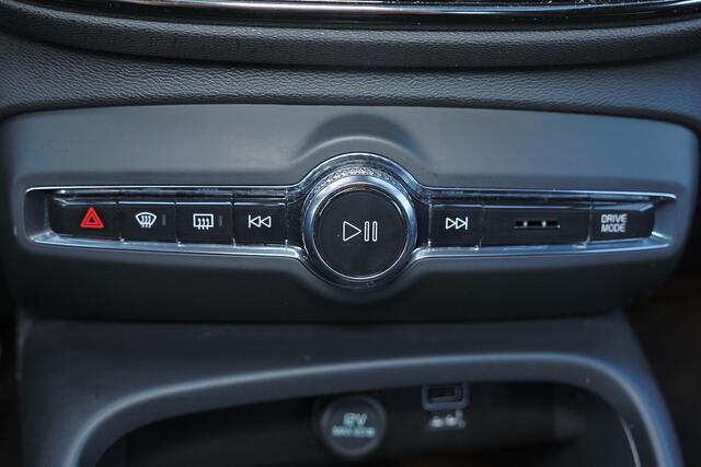 Volvo XC40 T5 Recharge Inscription - Panorama/schuifdak - IntelliSafe Assist - 360º Camera - Harman/Kardon audio - Verwarmde voorstoelen & stuur - Parkeersensoren voor & achter - Elektr. bedienb. voorstoelen met geheugen links - Draadloze tel. lader - Elektr. inklap