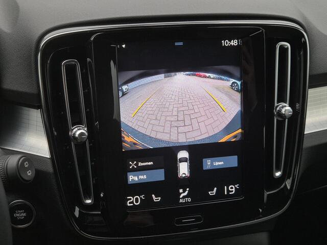 Volvo XC40 1.5 T5 Recharge Plus Dark Automaat / Accu SOH 94,43% / All season banden / Harman/Kardon Audio Systeem / Park Assist Pack & Seat Pack / Trekgewicht 1.800 kg / Stuur- & Stoelverwarming / Navigatie d.m.v. Apple Carplay/Android auto / Achteruitrijcamera /