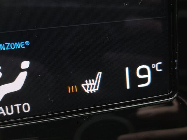 Volvo XC40 1.5 T5 Recharge Plus Dark Automaat / Accu SOH 94,43% / All season banden / Harman/Kardon Audio Systeem / Park Assist Pack & Seat Pack / Trekgewicht 1.800 kg / Stuur- & Stoelverwarming / Navigatie d.m.v. Apple Carplay/Android auto / Achteruitrijcamera /