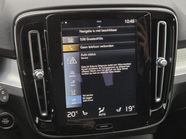 Volvo XC40 1.5 T5 Recharge Plus Dark Automaat / Accu SOH 94,43% / All season banden / Harman/Kardon Audio Systeem / Park Assist Pack & Seat Pack / Trekgewicht 1.800 kg / Stuur- & Stoelverwarming / Navigatie d.m.v. Apple Carplay/Android auto / Achteruitrijcamera /