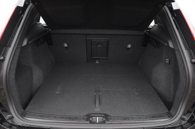 Volvo XC40 B3 177PK Automaat Plus Black Edition / Adaptive cruise control / Elektrische stoelen / Harman Kardon audio / Pilot assist / BLIS / Stoel en stuur verwarming / Elektrische achterklep / Parkeersensoren met camera / Google infotainment